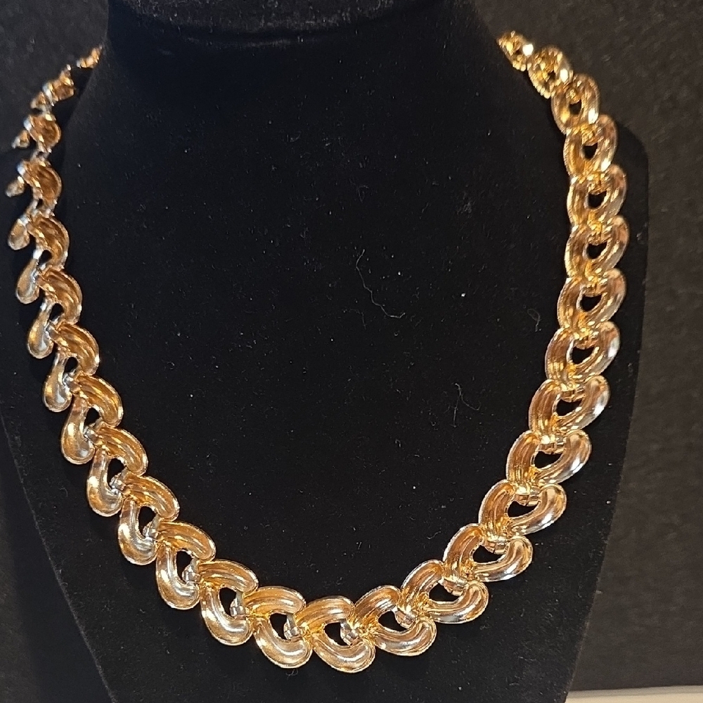Elegant Gold Chain Necklace - Picture 2 of 4
